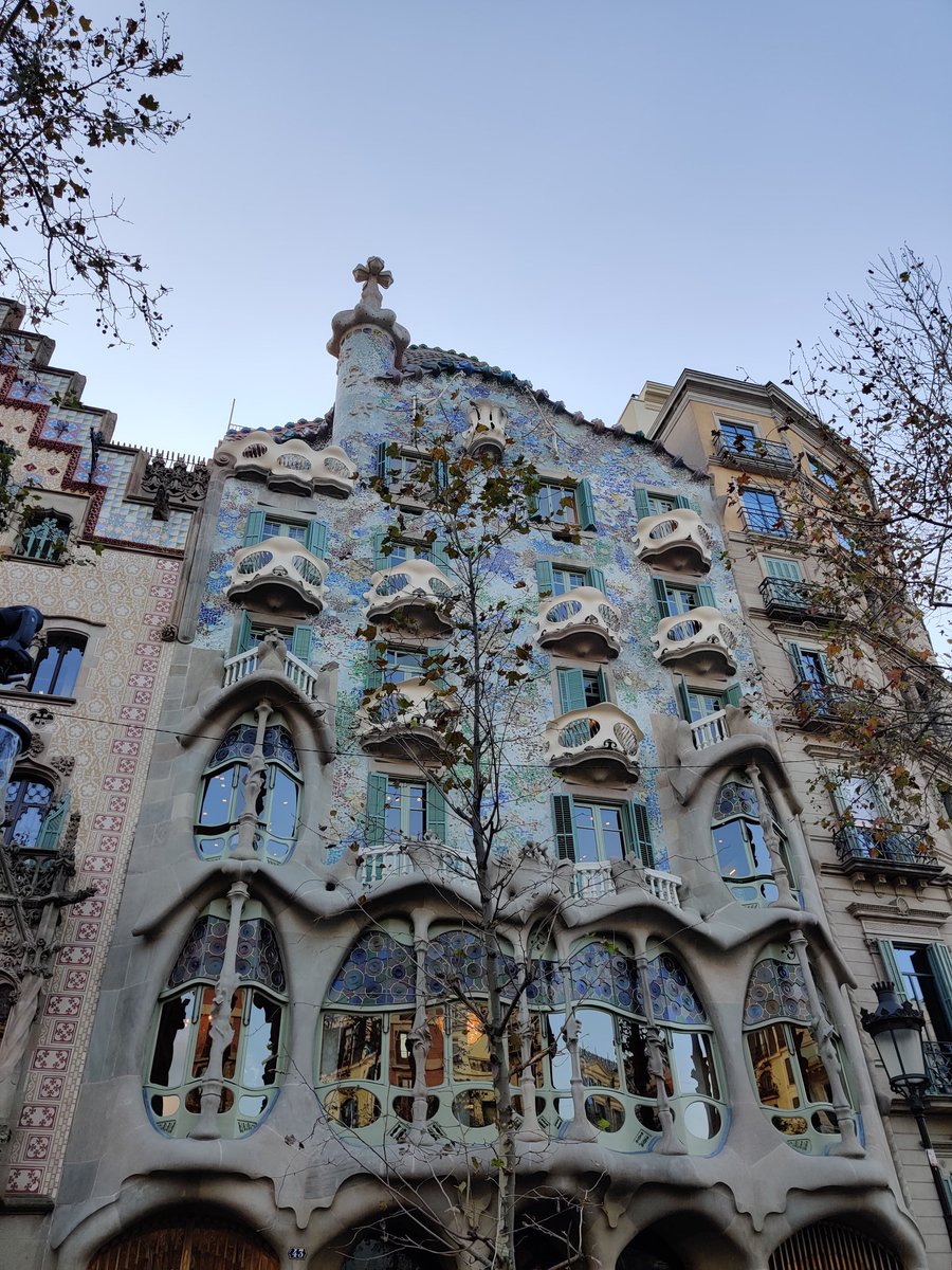 2. Casa BatlloAnother Gaudi's architecture. Gaudi uses alot of nature theme in his buildings, with the usage of colourful tiles & mosaics. This one also can enter, but pepaham jelah kenapa kitorang tak masuk (Read: look at pic 3).