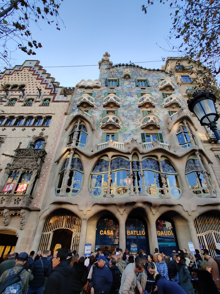 2. Casa BatlloAnother Gaudi's architecture. Gaudi uses alot of nature theme in his buildings, with the usage of colourful tiles & mosaics. This one also can enter, but pepaham jelah kenapa kitorang tak masuk (Read: look at pic 3).