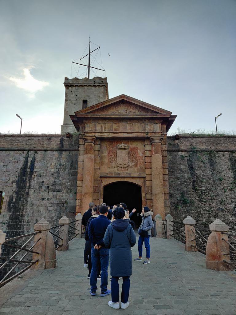 5. Montjuic Castle You have to pay to enter, only 5€ je. But hey hey hey, on Sundays after 3pm, it is free!!Pantang benda free, siapa yang nak ambik gambar ala ala sunkiss tu, sini cantik!