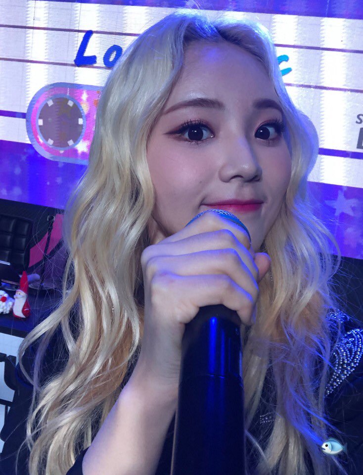 jinsoul's selfies are always either :] or 