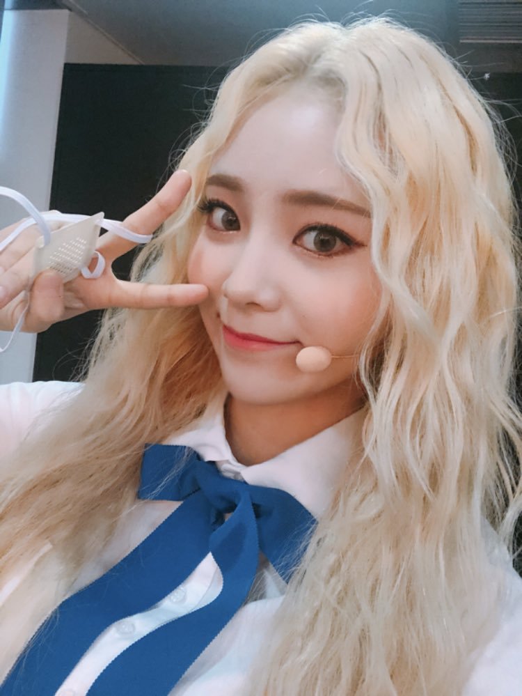 jinsoul's selfies are always either :] or 