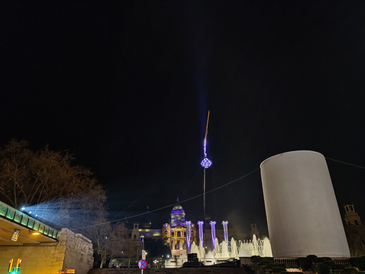 There supposed to be a light show at the Montjuic fountain tapicsebab we went there on new years eve, dia tutup in preparariom for new year So mampu ambil selfie je hahaha.