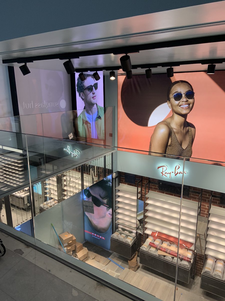 pdfcluster's tweet photo. #Rayban #sunglasshut #fabricacionpropia #mobiliario #montaje #instalaciones #vinilosdecorativos #textil #impresiondigital #lightbox #led #barcelona #portaferrissa #medidaspreventivas #covid_19 #openingsoon https://t.co/wQrDSVXeuM