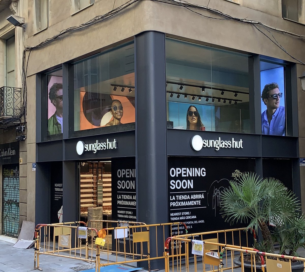 pdfcluster's tweet photo. #Rayban #sunglasshut #fabricacionpropia #mobiliario #montaje #instalaciones #vinilosdecorativos #textil #impresiondigital #lightbox #led #barcelona #portaferrissa #medidaspreventivas #covid_19 #openingsoon https://t.co/wQrDSVXeuM