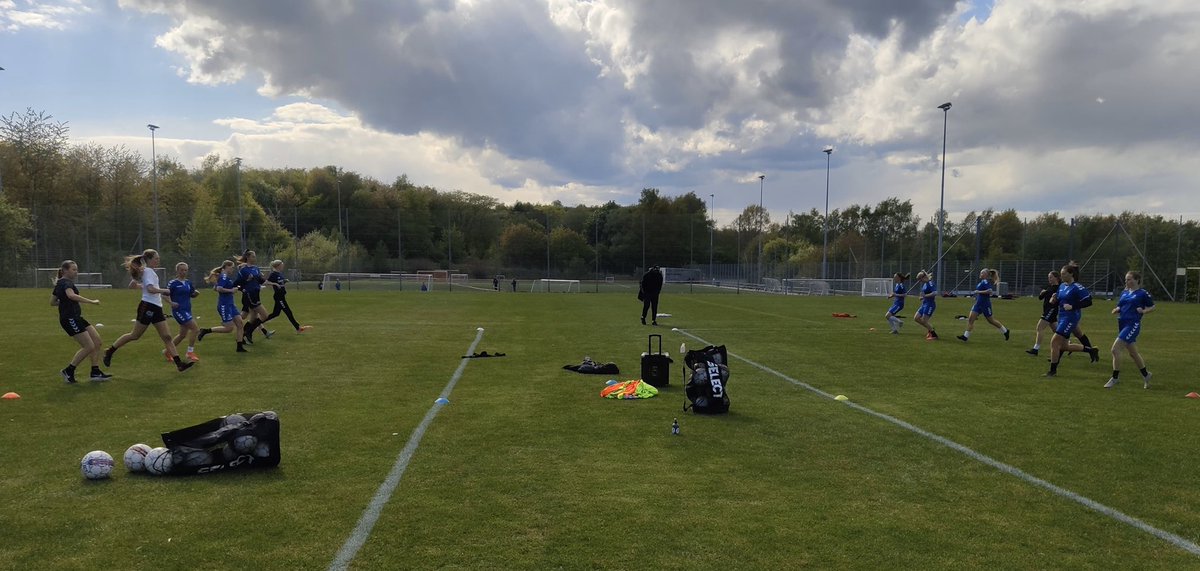 LysengPiger's tweet photo. Efter 63 dages lockdown var der i dag endelig liv på Lysengs baner igen, da blandt andre U18DM-pigerne genoptog træningen 👏

Fantastisk for pigerne igen at kunne dyrke deres fodboldpassion og det unikke sammenhold i Lyseng
⚽️🦊✌️
#voreslyseng #lysengpiger #u18dm #fodboldforpiger https://t.co/ZuppbnPswF