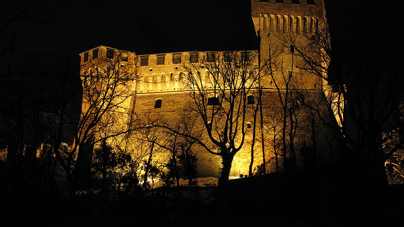 Good evening friends.

Castello di Gradara (PU) - Fu costruito attorno al 1150 dalla potente famiglia dei De Griffo. Poi i Malatesta edificarono due cinte murarie tra il XIII e il XIV sec. Nel 1445 Galeazzo Malatesta vendette Gradara a F. Sforza per 20.000 fiorini d'oro.