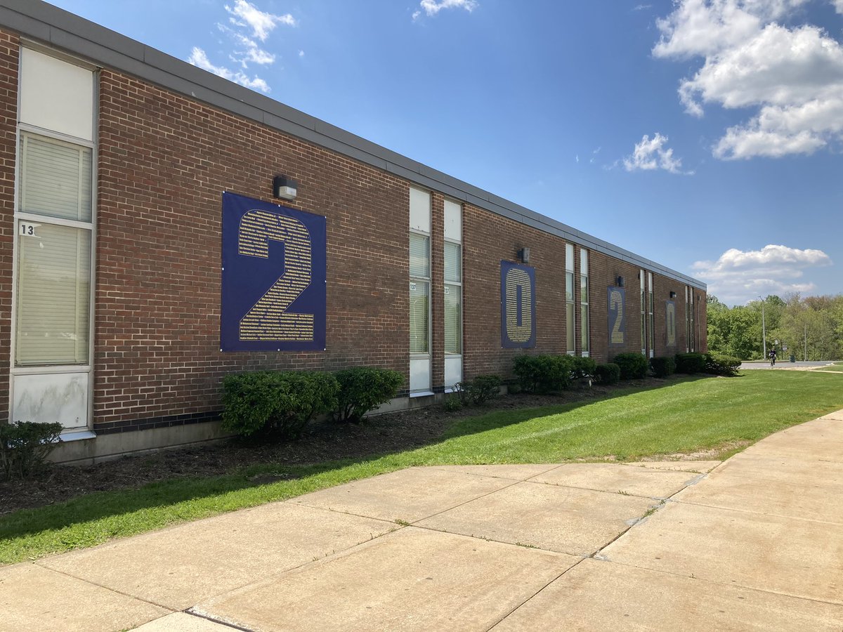 Hall_Pride's tweet photo. We 💙💛 our seniors! 🐊🐊🐊#HallPride #HallTogether #seniorstrong #Classof2020 @CraigTReed_PHHS @PerryPtsa @hs_hall #TeamBCPS @SusanTruesdell https://t.co/F7Od6lgpXw