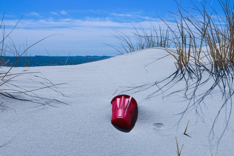 DublinKite's tweet photo. When visiting public spaces such as beaches and parks, always remember to dispose of rubbish in public bins and recycle where possible - nobody likes a litterbug!🏖🗑♻️

#DublinKiteFestival #DollymountStrand #NorthBullIsland #LitterFreeZone https://t.co/BAlIU4LjLp