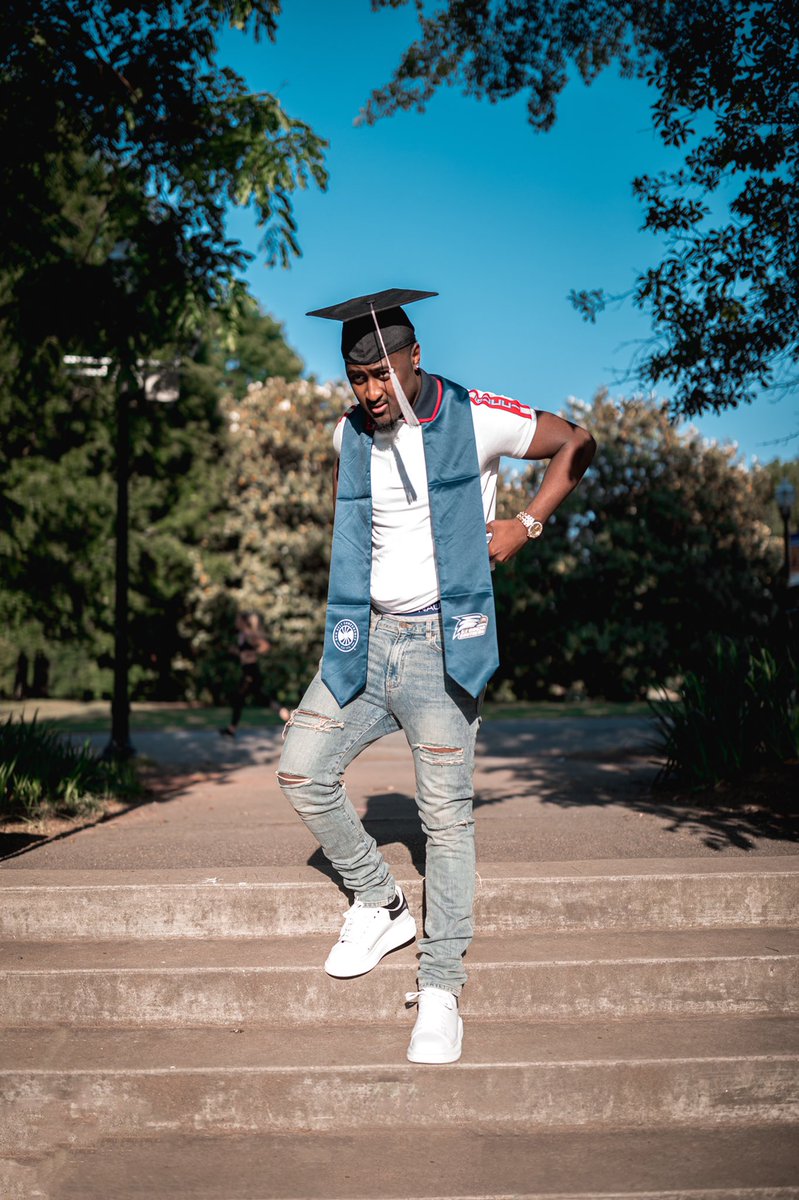 TheShowXII's tweet photo. Difficulties are meant to rouse, not discourage. The human spirit is to grow strong by conflict. #3rdGraduate 🎓🦅 https://t.co/RxPDptR2H8