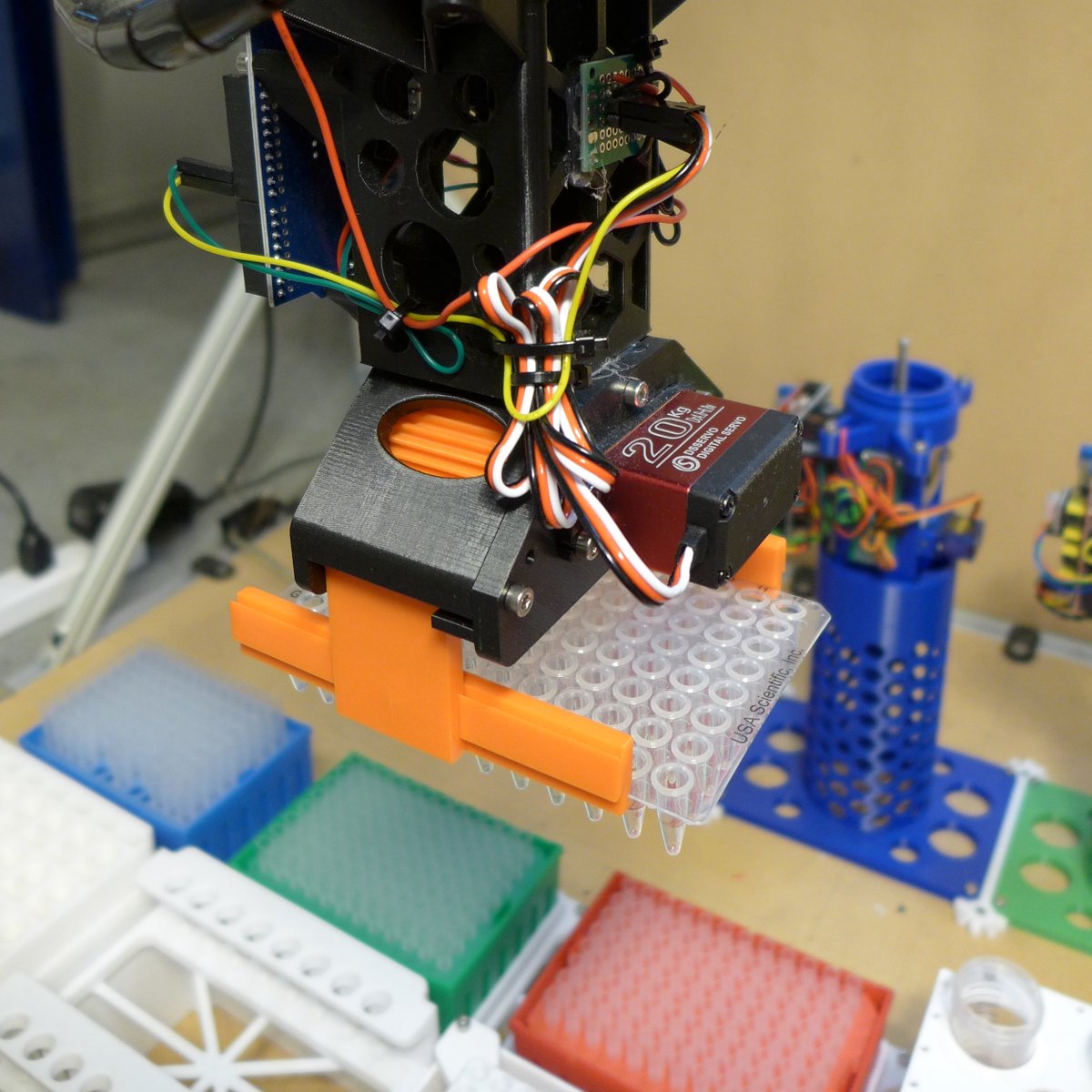 pochekailov's tweet image. A gripper for 96 wells plates is now operational. It allows Arnie robot to move those plates between different positions, unlocking for example high throughput magnetic beads purification protocols