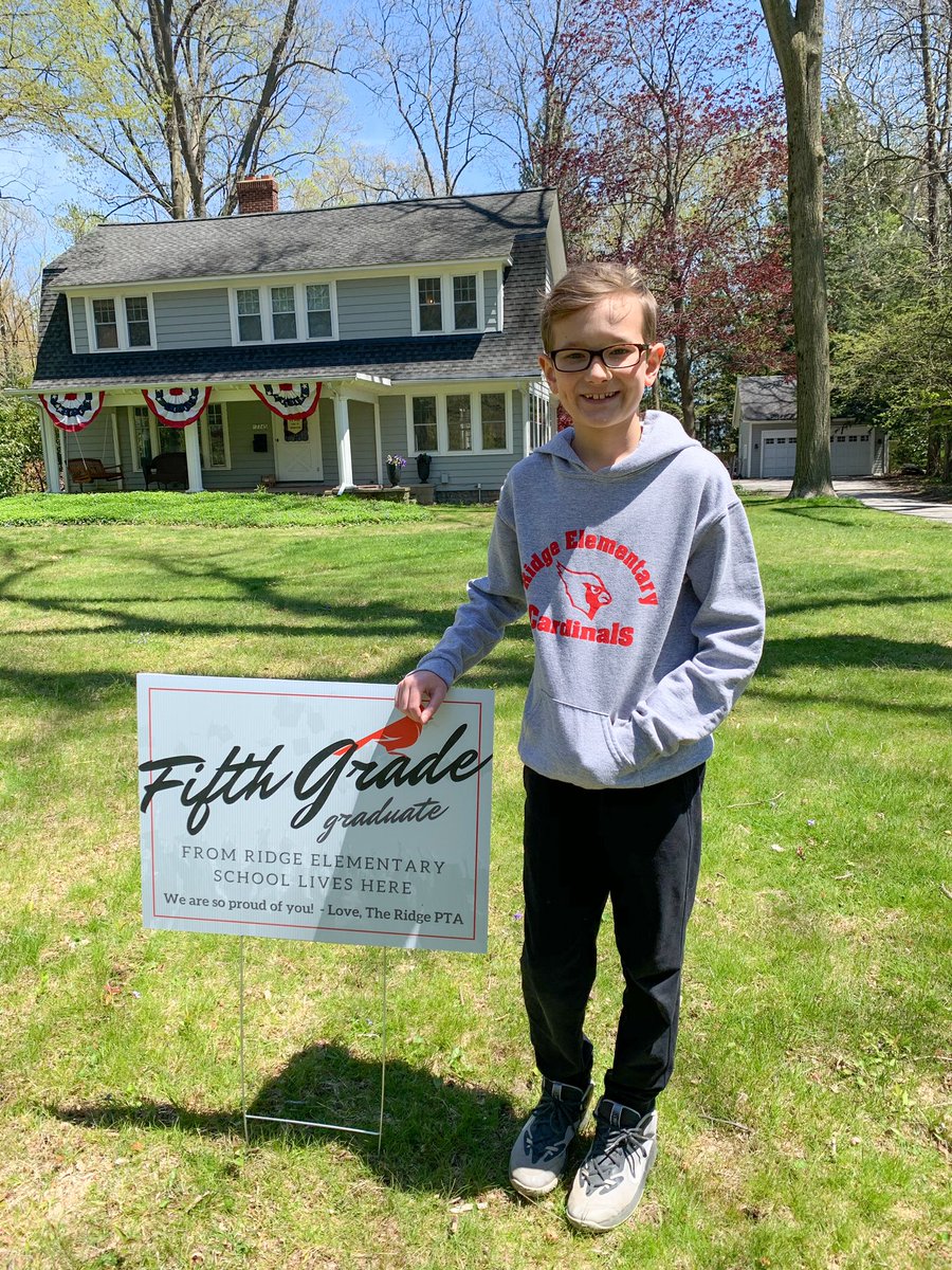 missseneski's tweet photo. I had so much fun delivering signs to my favorite fifth graders last night, thanks @PTA_ridge for making it possible! Parents please share your pics so I can tweet them out! @RidgeElemMentor #onceacard https://t.co/FTvcDNuoeI