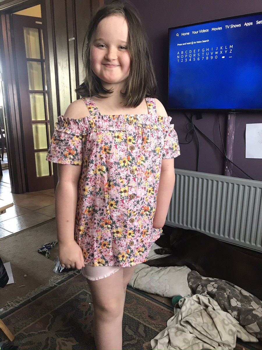 helenthomas76's tweet photo. @LaurenSteadman Hi Lauren, my daughter was born without any fingers on her left hand. She has really enjoyed watching you on @Channel4 #SASWhoDaresWins. She would love to have a “paw” cover. Where do u get your arm cover? #coldpaw https://t.co/wnBxnkqrh8