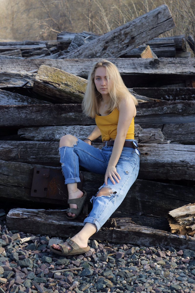 VirtualCampusS1's tweet photo. Senior Spotlight!
@VirtualDMPS @DSMRoosevelt senior Annahlee Huspen!

I plan to attend at the @northerniowa University of Northern Iowa, I will major in Athletic Training and Rehabilitations and minor in Economics.
I will also play on the UNI Women’s Rugby Team! #DMPS https://t.co/jLs6WIvZVC