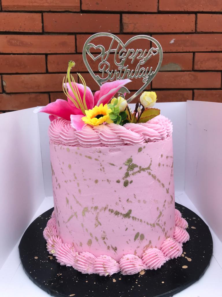 Cake made by yours truly 🥰🥰 a trial will convince you #cake #cakesinibadan #ibadanbaker #cakesontwitter #bakerinibadan #bakerinbashorun