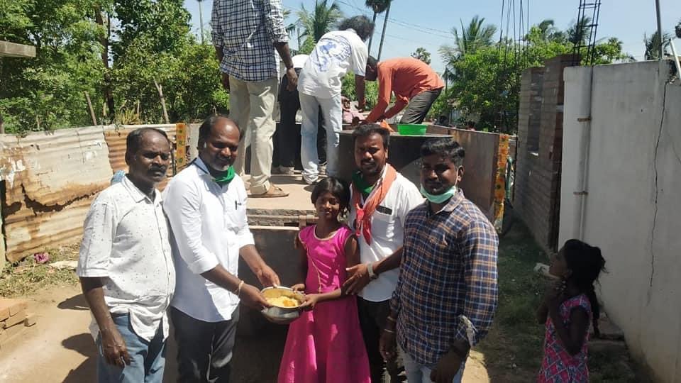 RmmYouthGuild's tweet photo. திருவள்ளூர் மாவட்ட ரஜினி மக்கள் மன்றத்தின் சார்பில் இன்று 
மீஞ்சூர் ஒன்றியம், மேலூர் ஊராட்சியில் தூய்மைப் பணியாளர்களுக்கு முகக்கவசம், கையுறைகள் மற்றும் 2000 பேருக்கு மதிய உணவு வழங்கப்பட்டது. 

#RMMYouthGuild https://t.co/E5h22W6SeF