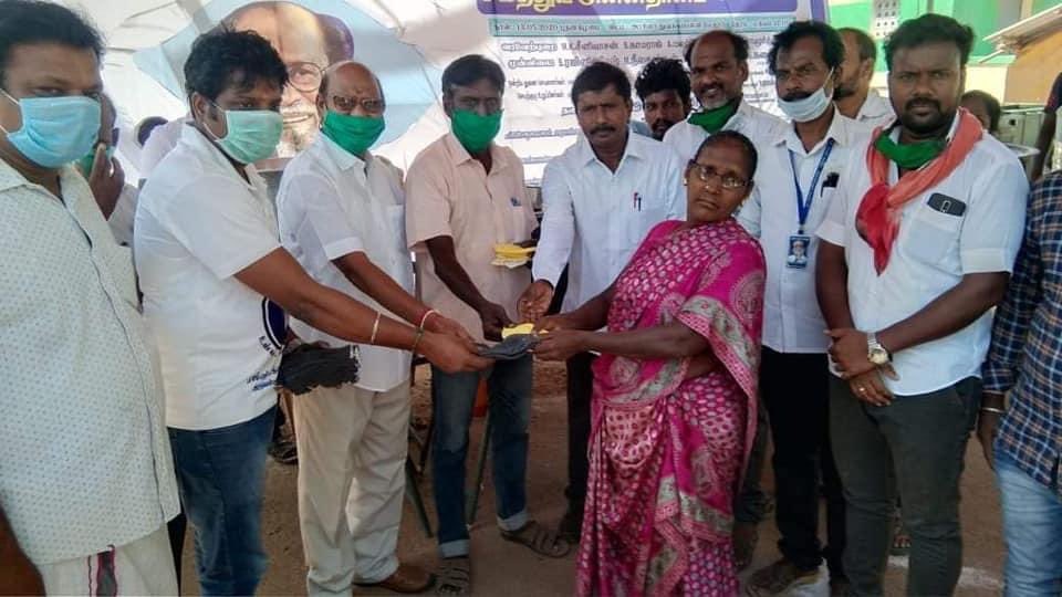 RmmYouthGuild's tweet photo. திருவள்ளூர் மாவட்ட ரஜினி மக்கள் மன்றத்தின் சார்பில் இன்று 
மீஞ்சூர் ஒன்றியம், மேலூர் ஊராட்சியில் தூய்மைப் பணியாளர்களுக்கு முகக்கவசம், கையுறைகள் மற்றும் 2000 பேருக்கு மதிய உணவு வழங்கப்பட்டது. 

#RMMYouthGuild https://t.co/E5h22W6SeF