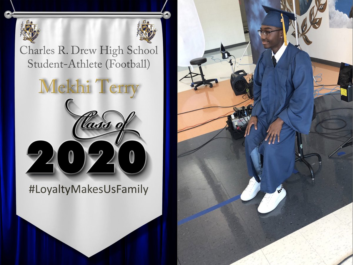 CDTitansFootBa1's tweet photo. @DrewTitans @CDHSTitans
Congratulations to @HuhZach and @khi2federal, two more of our Class of 2020 π graduating seniors. πππ
#LoyaltyMakesUsFamily #TitanTough #CDHSTitans2020 https://t.co/ZqdlDLWL1p