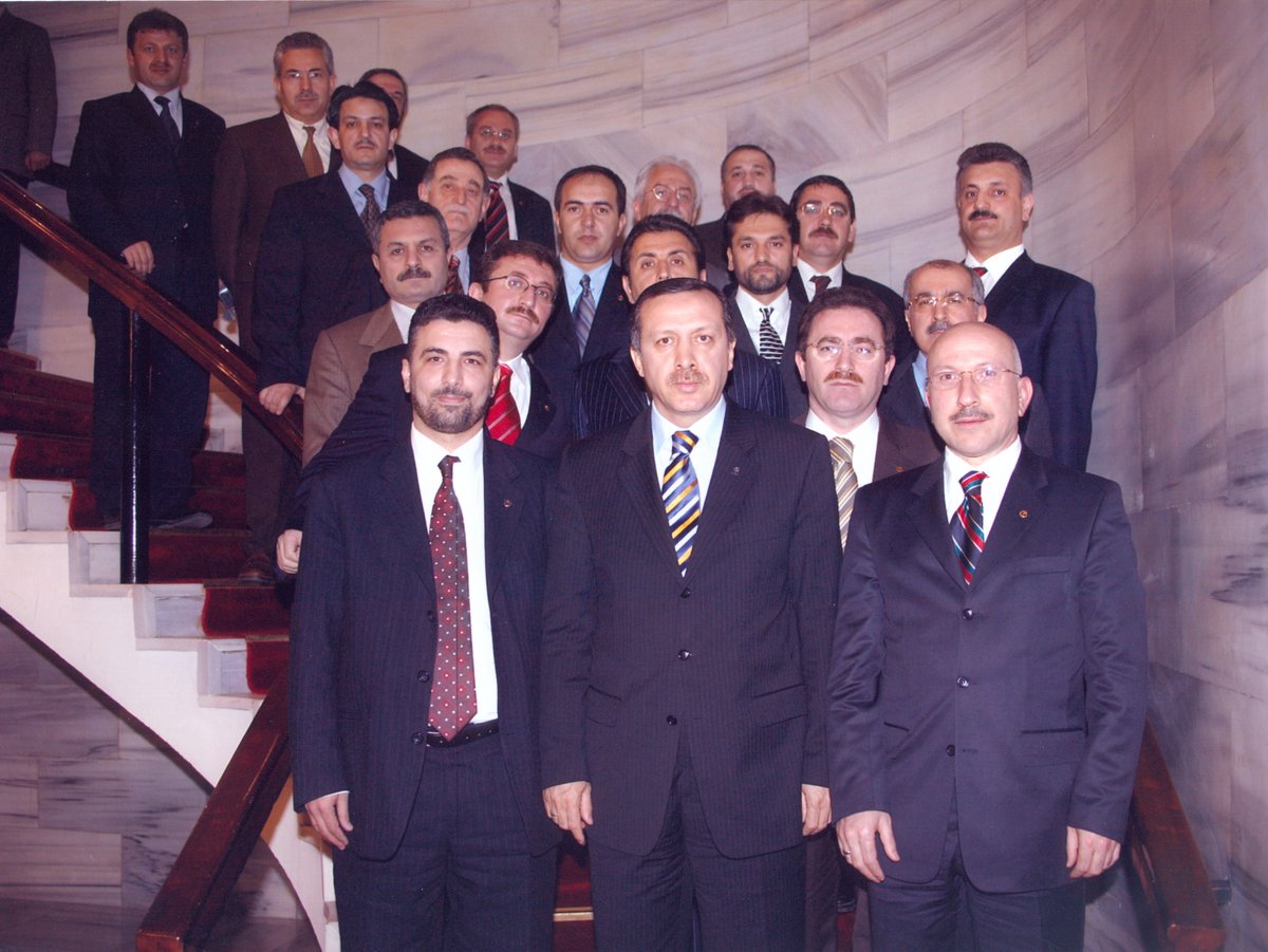 MUSIAD's tweet photo. Kuruluş felsefesinde tüccar bir peygamberin ümmeti olarak "Hılful Fudul" kurumundan Ahiliğe kadar köklü bir mazinin temsilcisi olan MÜSİAD, geçmişten geleceğe azim ve cesaret ile yürürken erdemli ve üretken bir neslin yetişmesine öncülük ediyor. #MÜSİAD30Yaşında https://t.co/XdH8l8P5iK