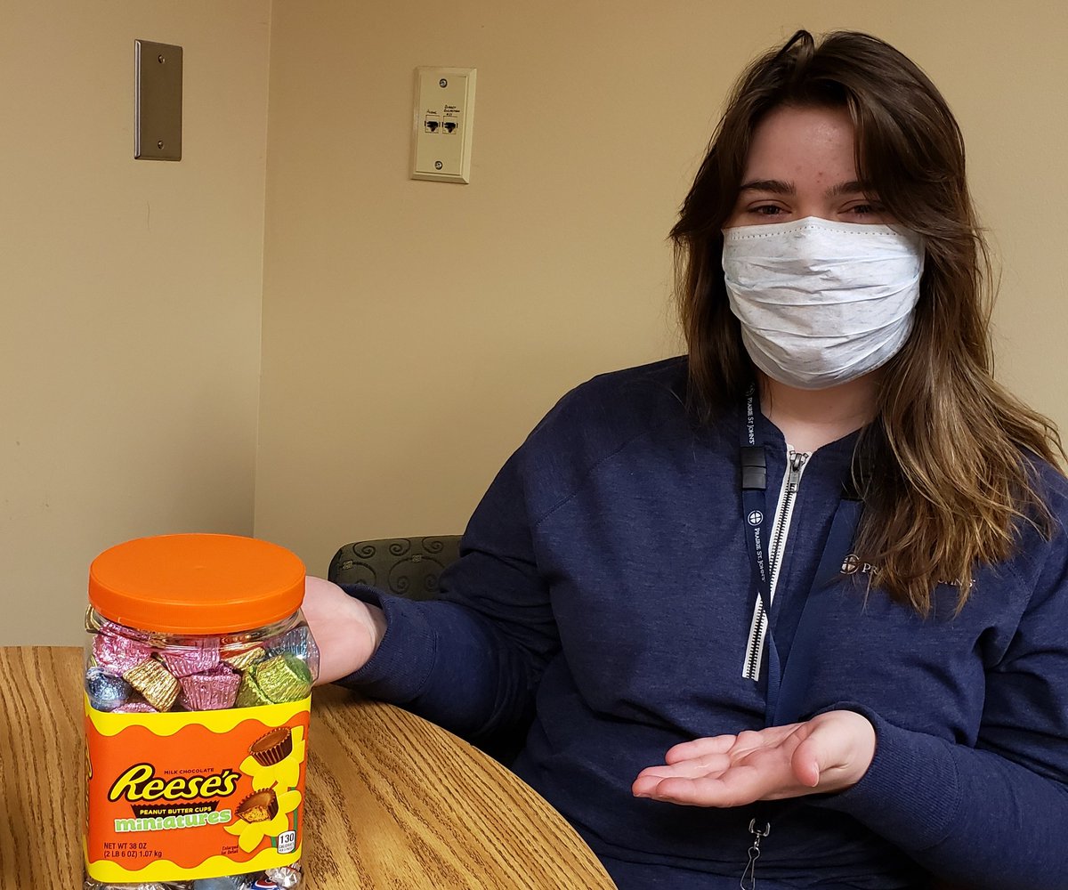 PrairieStJohns's tweet photo. Our #HospitalWeek activity today! How many candies do you think are in the jar? #HospitalWeek2020 #ThisIsUHS #HealthcareHeroes #PrairiePride https://t.co/wVzL6Ks0V6 https://t.co/xDviCHbJGp