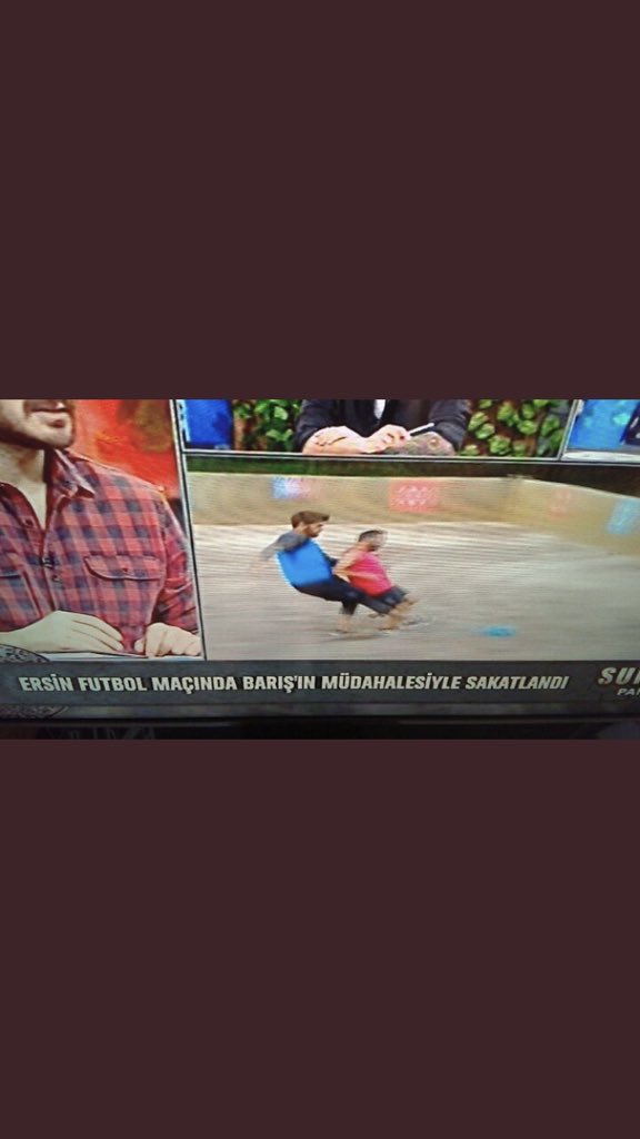 Htckyx's tweet photo. Mert ve Sercan’ın keyfinden oynamayıp ersının 8 9 parkura çıkması göz önünde değil de futbol oyununda ersının barışla çarpışıp düşmesi gündeme gelmıyor zaten o ayakta yara olduğu için yerde yığıldığını herkes ızlıyor ve görüyor #AcunMedyaSeffafOl     #Barismuratyağcı https://t.co/Zc2AhEufWj