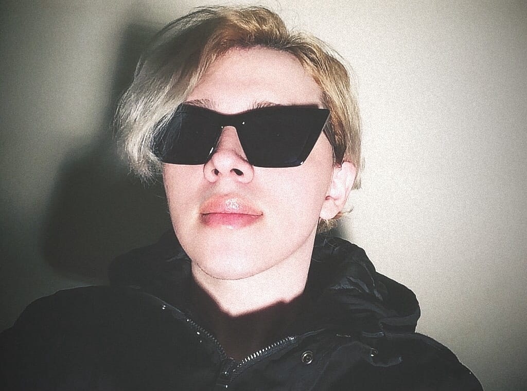 ArribaElTelonOf's tweet photo. "Llega desde Costa Rica @KellFrok con un nuevo lado del pop"

Radicado desde hace un año y medio en la Ciudad de México, Kell, prepara su nuevo material de estudio con el apoyo en la producción de su hermano #Dastello

https://t.co/AQkbO5ujhs https://t.co/iBdbHzX6bd