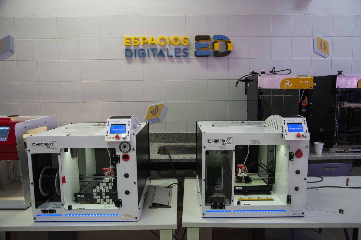 Luis Bullrich, jefe de Gabinete y actualmente responsable a cargo del Ministerio visitó la escuela de comercio N.° 19 «Juan Montalvo», donde docentes y directivos de distintas escuelas confeccionan 50 máscaras por día con impresoras 3D. 
¡Gracias por su compromiso constante!