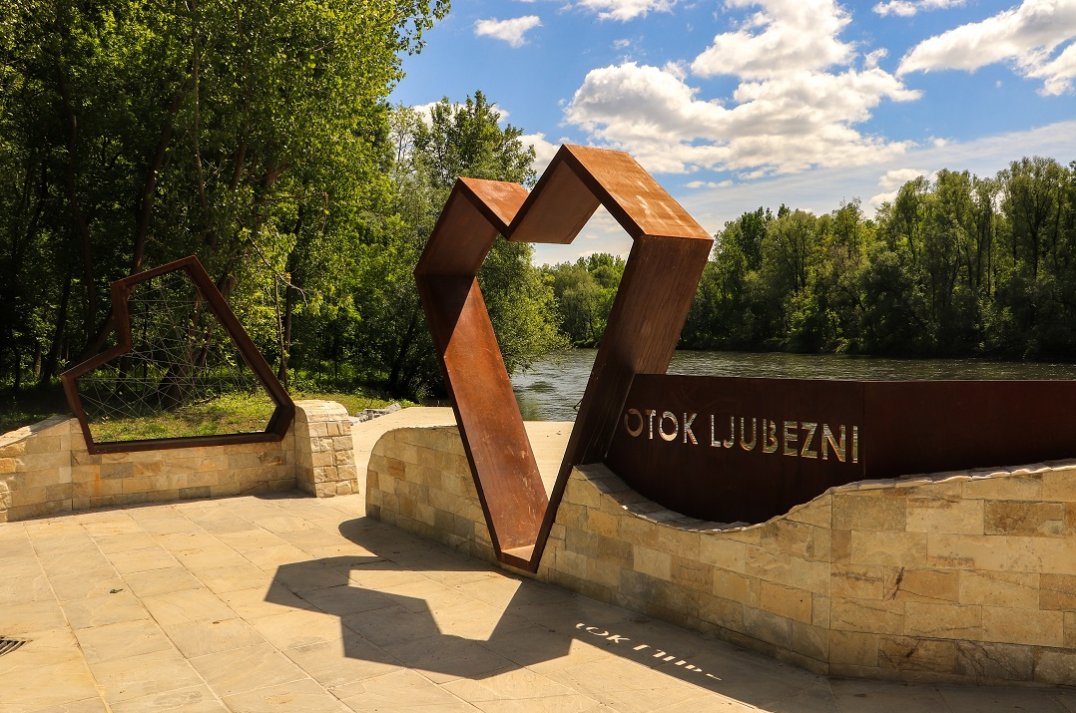 Custom corten HEARTS designed and produced by ATRIVA. #corten #heart #urban #urbanfurniture #urbanlighting #urbandesign #decoration #cortensteel #fire #backyard #home #homedecor #orange #love #urbanfantasy #manufacturing #homedecor