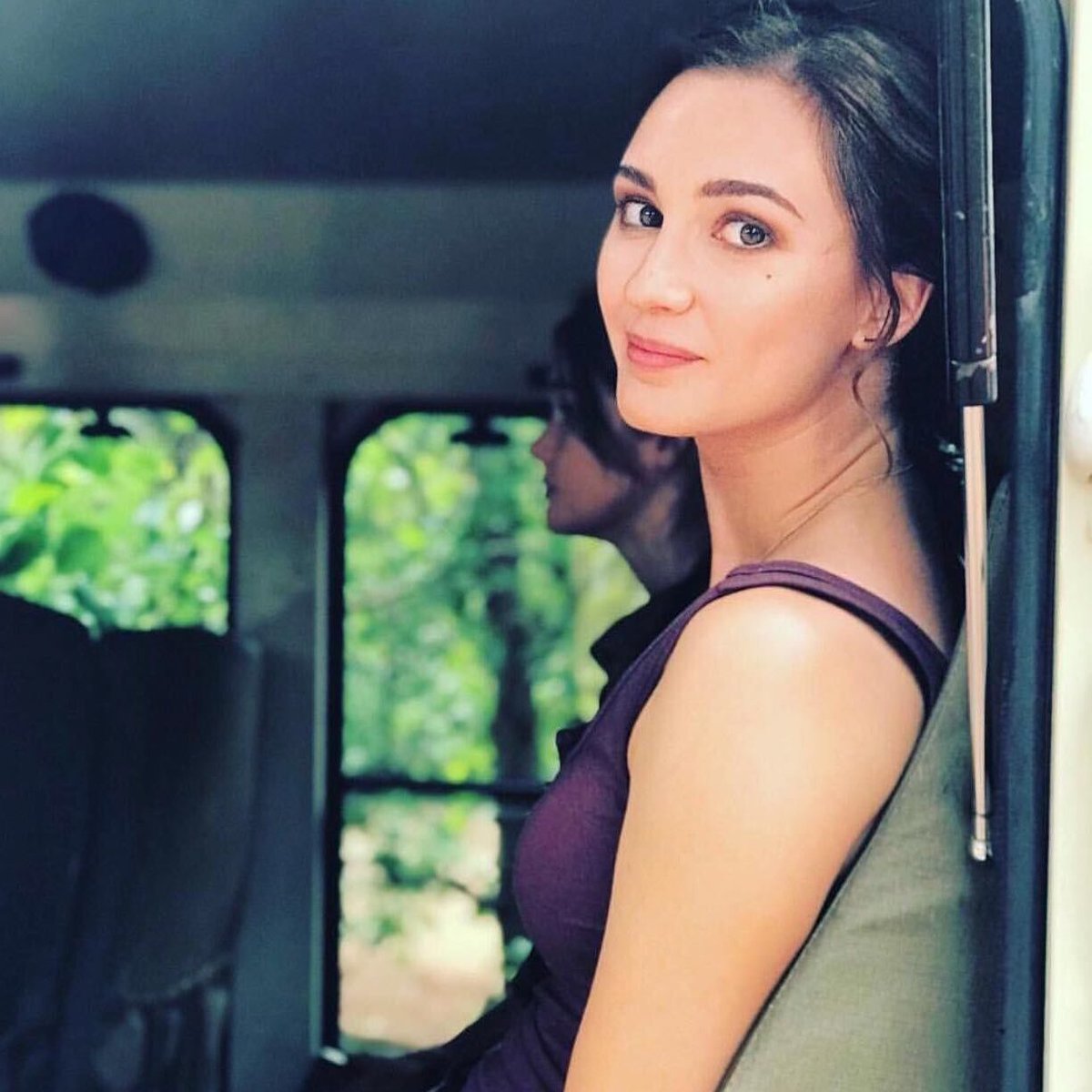 WynonnaEarpPod's tweet image. An anonymous Earper has a HomeCon 1 on 1 video chat with Kat Barrell to giveaway! Earpers are THE best!

This 1 on 1 is on Monday afternoon.

To enter:
#1: retweet this tweet
#2: reply &amp;amp; tell us why #WynonnaEarp is special

I'll pick a random winner. Enter by 6pm EST on Thursday.