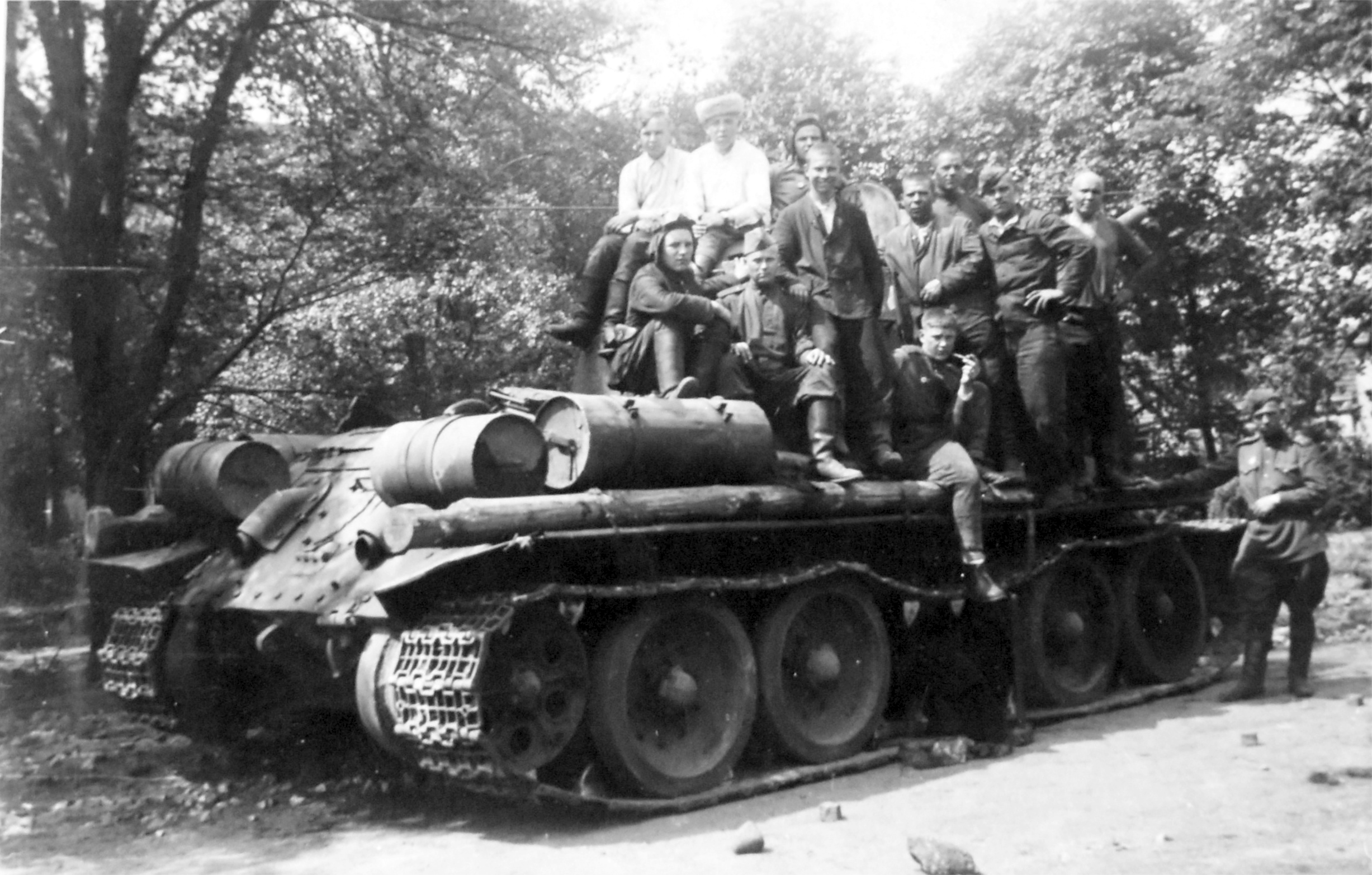 Tank Archives on Twitter: "Tank suspensions are pretty tough and can  usually run with one wheel missing, at least for a short time. Here we see  a T-34-85 tank without one of