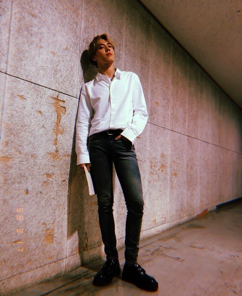iFuck7official's tweet photo. [#CHRIS2] Su rey patislargas vino serving some looks and good music taste. Algo que no dejo de escuchar ha sido #MamacitasSayHello y es que es el álbum debut del siglo, capaz incluso supere el nuestro... O no. Aunque mi cara no lo demuestre, estoy emocionado por escuchar más. 😝 https://t.co/5Ktp9JWorl