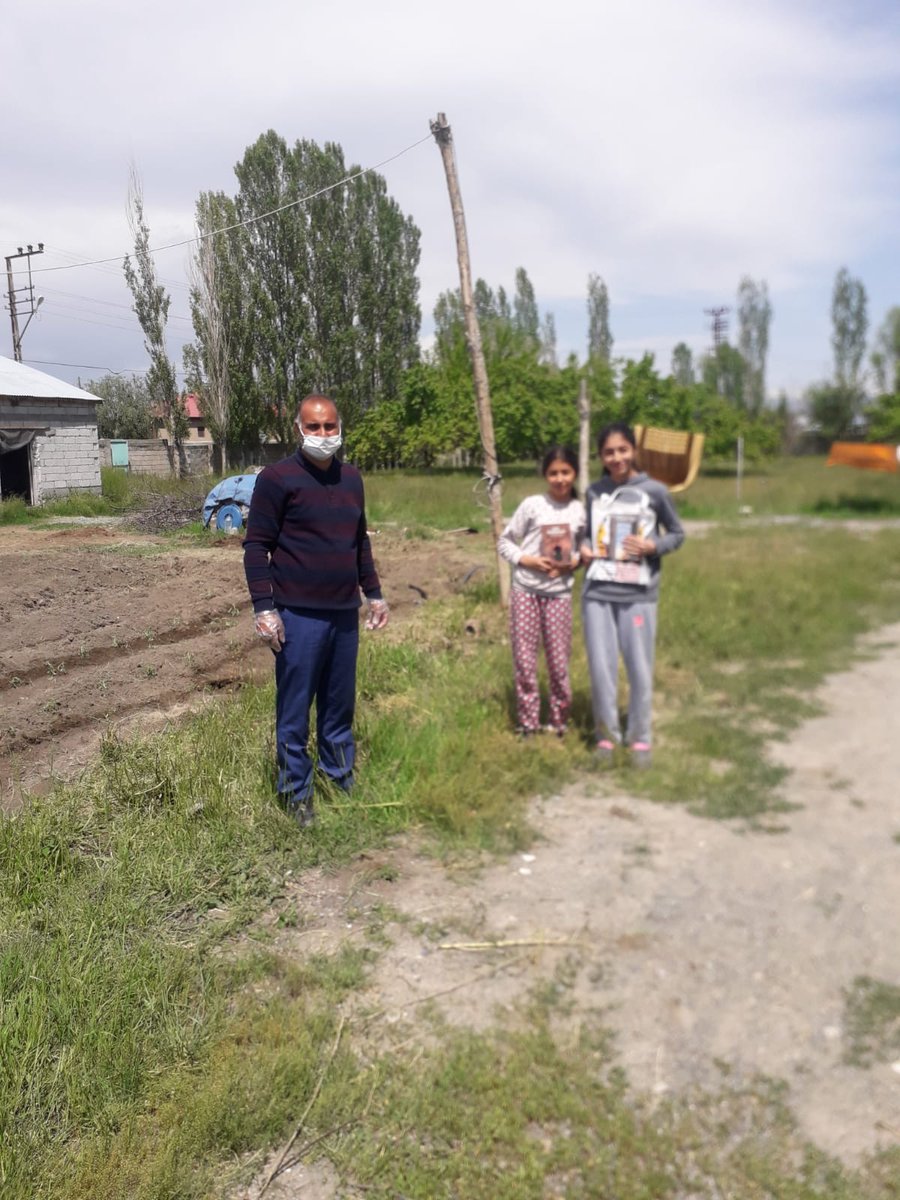 FerzendeKayci's tweet photo. Aralık Yukarı çamurlu ortaokulu olarak 8.sınıf öğrencilerimize LGS destek olmak için öğrencilerimize öğretmen arkadaşların katkısı ile deneme yardımı yapıldı .Derslerinde başarılar diliyorum. @igdirvaliligi @valiunlu @HakanGonen06 @igdirmem76 @Aralikmem76 @NGOKSU04 @ogzhanbytar https://t.co/ltpHS0xIrp