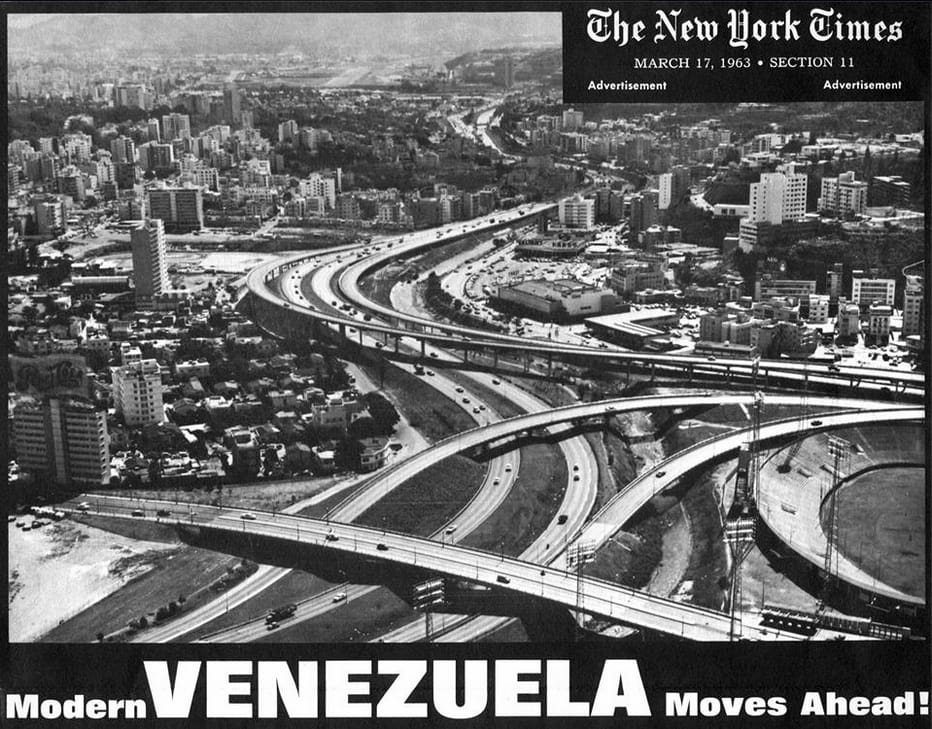 Caracascuentame's tweet photo. Caracas, 1963. El diario estadounidense The New York Times, dedicó un reportaje especial para reseñar a Venezuela como un país moderno. La gráfica aérea de Caracas mostró al mundo las modernas vías de comunicación de primera línea en América Latina https://t.co/nwFAx6u1nT