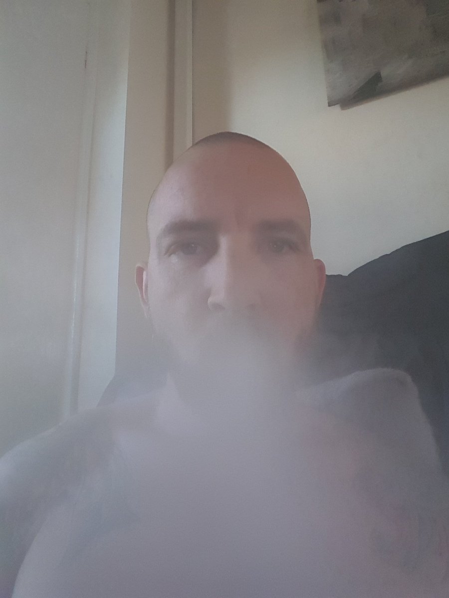 cannacarper's tweet photo. Time for a fat spliff and watch a bit of corrie 😁 #stonerfam #cannafam #cannabiscomunity #cannabis #splifftime https://t.co/JLSd5YdZof