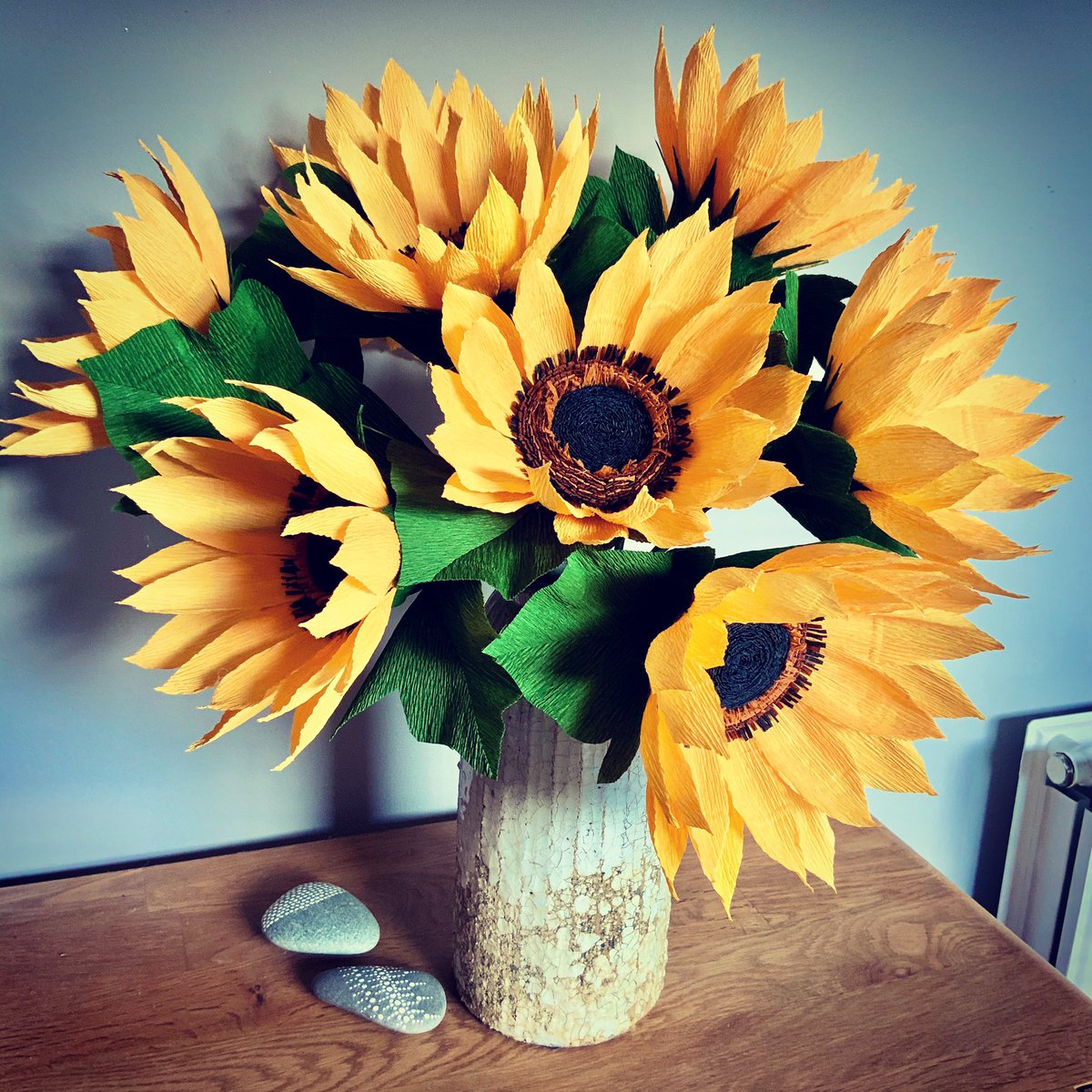 littlefeltbtq's tweet photo. FINALLY finished my sunflowers and it’s still daylight outside, nearly won the “Home Schooling v Working from home” battle!  #jugglinglife #sunflowers #paperflorist #keepcraftingandcarryon https://t.co/zOI2UoV9pa