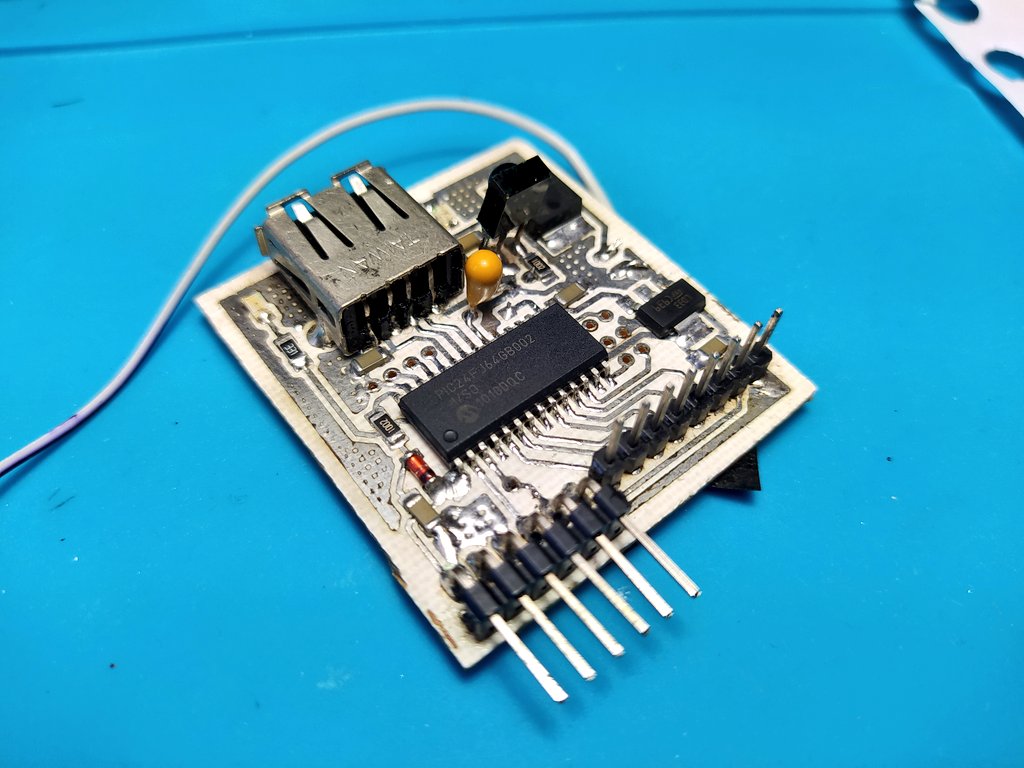 IObrizio's tweet photo. Old hand made PCB.
#Pic24FJ64GB 16bits
USB otg/host
ir receiver
RTC
PCB 1 layer.
#diy #PCB #smd #usb #pic #smt #soic @MicrochipMakes #audio #pic24 https://t.co/rJqHEe3B9i