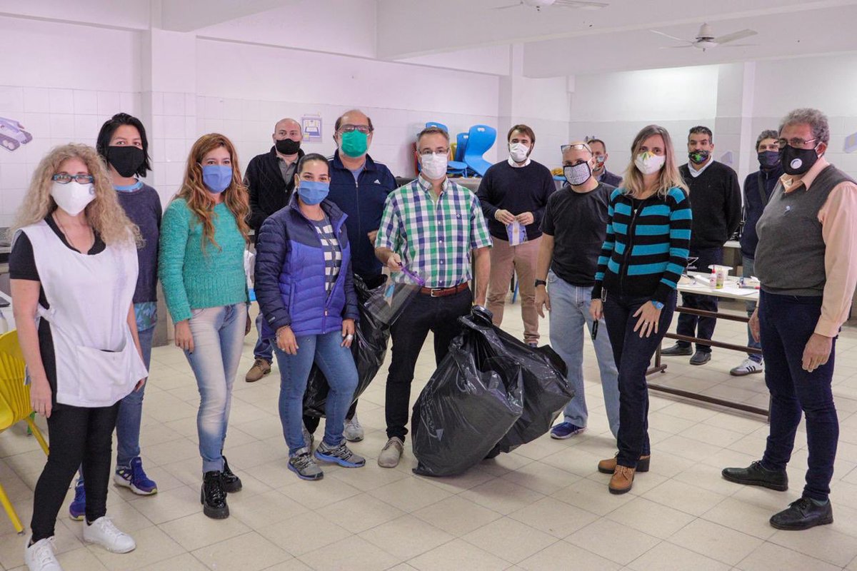 Hoy por la mañana junto a <a href="/Luis_bullrich/">Lucho Bullrich</a> visitamos el Comercial N.° 19 del barrio de Caballito 🏫 estuvimos hablando con el equipo de la región y nos explicaron el proceso de producción de máscaras 3D para los hospitales de la Ciudad 🏥
#MásEscuela