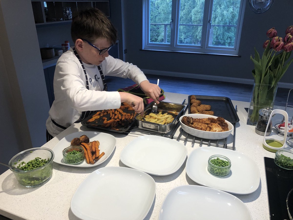 KatieDelo3's tweet photo. ⁦@ArdinglyPS⁩ another Wednesday’s special from Eddie - beer battered fish and chips with home made chips and mushy peas 😋 https://t.co/uFaXA9Ai6O