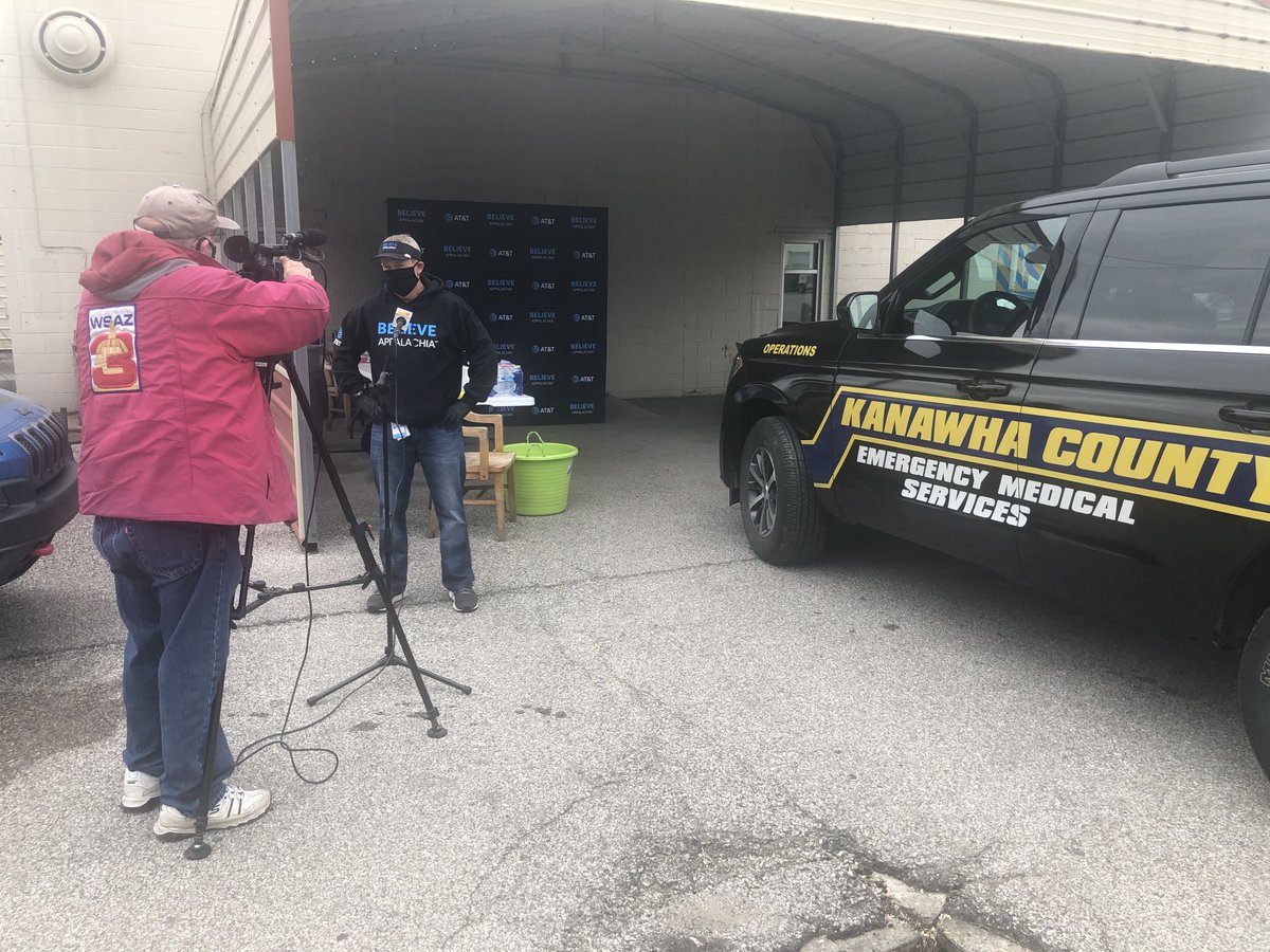 researchwins's tweet photo. @AndyFeeney2 and @ATT @FirstNet @WVaChamber supporting Kanawha County EMS workers by providing lunch from Dem2Brothers. @DJSigman #BelieveAppalachia https://t.co/i4myIjiEvL