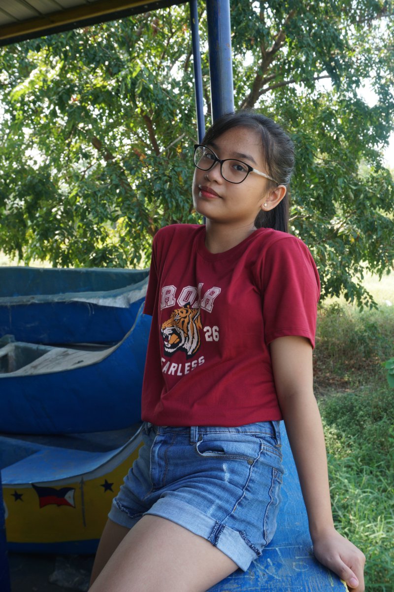 dana ofiaza  @dnmrtfz pros:- smort - mabait- funny- sporty- can dance- chorale (soprano)- bibigyan ka ng pagkain tuwing recess- hindi dsscons:- nakakairita minsan kausap- trashtalker- pilosopo ang hayop - okay palagi ang sagot yawa- otw laging sagot pag mag gala