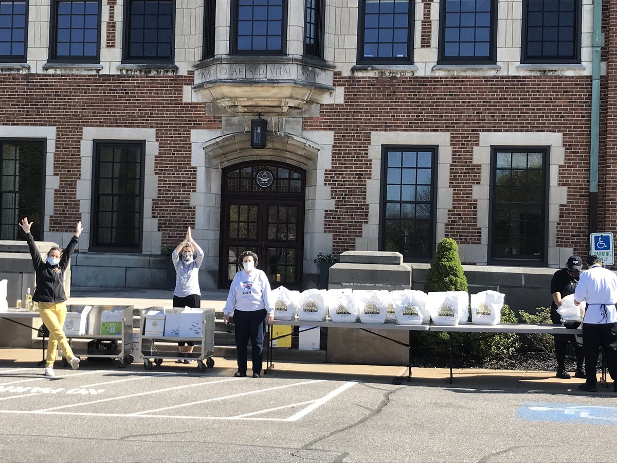 HathawayBrown's tweet photo. Faculty and staff got a literal taste of #HBatHome! The extraordinary HB dining staff prepared a dinner for four for each faculty and staff member. The front circle was converted into a drive through for easy, socially distanced pick up! Bon Appeit, Blazers! https://t.co/8T9zYsFzJs