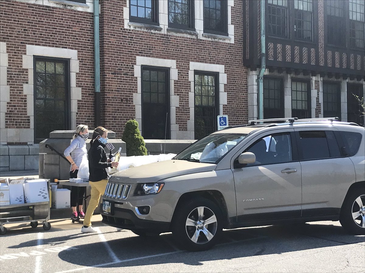 HathawayBrown's tweet photo. Faculty and staff got a literal taste of #HBatHome! The extraordinary HB dining staff prepared a dinner for four for each faculty and staff member. The front circle was converted into a drive through for easy, socially distanced pick up! Bon Appeit, Blazers! https://t.co/8T9zYsFzJs