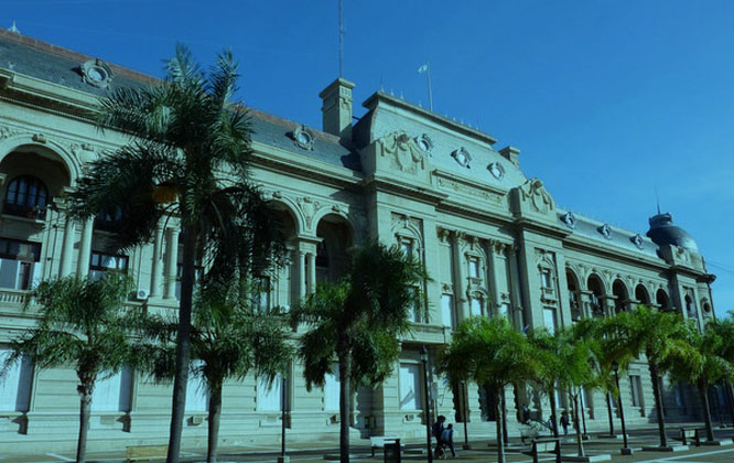 #DetallesExclusivos 

Casi toda la deuda consolidada de la Provincia se empezará a pagar recién el año que viene 👉 cutt.ly/wymVeor

Lo dispuso <a href="/omarperotti/">Omar Perotti</a> en instrumentación de la ley de Necesidad Pública. Es para afrontar lo adeudado durante la gestión <a href="/MiguelLifschitz/">Miguel Lifschitz</a>