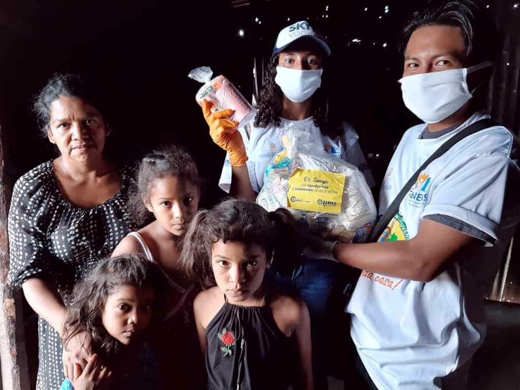 FUNADEH_GENESIS's tweet photo. Esta tarde continuamos con la entrega de bolsas de alimento en #Tegucigalpa nuestro voluntarios y coordinadores del #CDAJ Gúzman realizaron la distribución en la comunidad. Agradecemos a @BANPAISHND por la donación y por ayudar al pueblo hondureño. #solidaridad #voluntariado https://t.co/R1pZjzLgmb