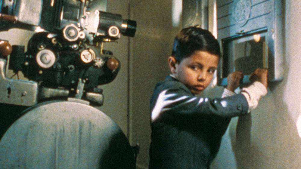 1989’s  #CinemaParadiso follows the bond between a young Italian boy & a film projectionist in the years after World War II. Drawing its drama from how people connect through movies, the film underlines how particular events and people can inspire an artist  https://bit.ly/3dFVjWk 