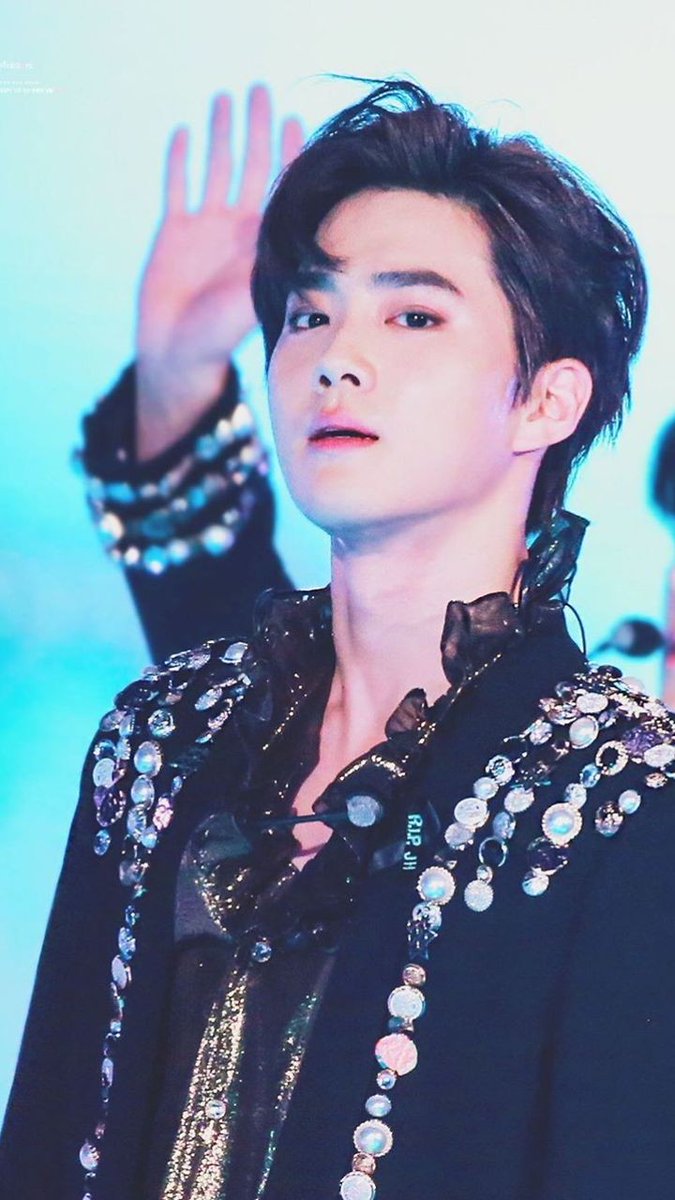 Being a prince he is  #WEAREONExSUHO  #SUHO    @weareoneEXO