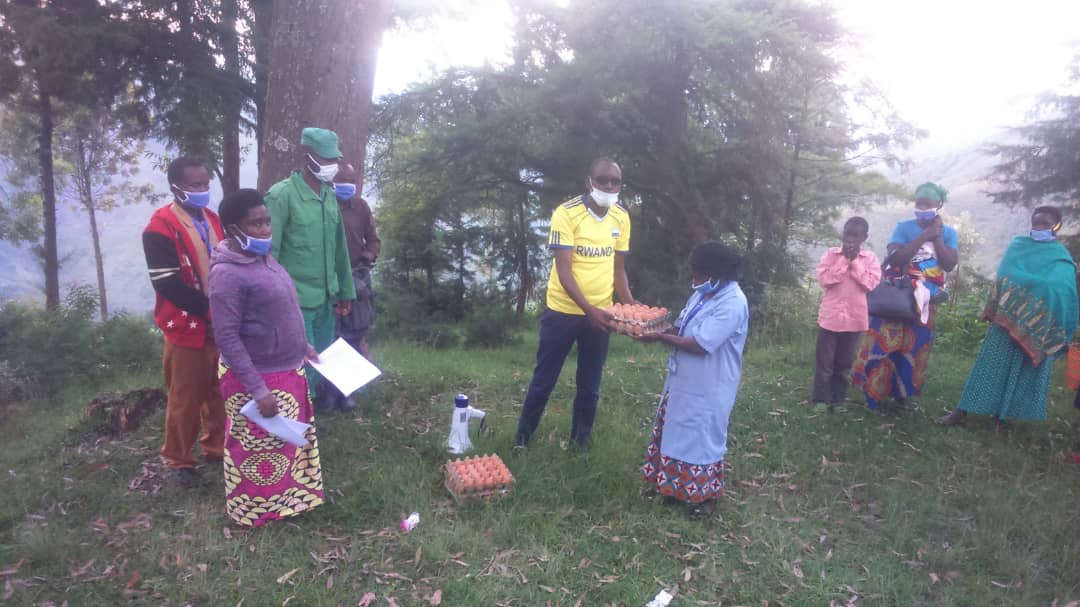 SectorCoko's tweet photo. Uyu munsi mu murenge wa Coko @RwandaNorth @GakenkeDistrict hatanzwe amagi agera 11,208 kubana bagera kuri 1,865  bari hagati y' amezi 6 n'imyaka 5  hamigamijwe kurwanya igwingira.@gatjmv  @RwandaLocalGov , @RwandaAgri @PatrickTAIFA https://t.co/DMNWnceWxj