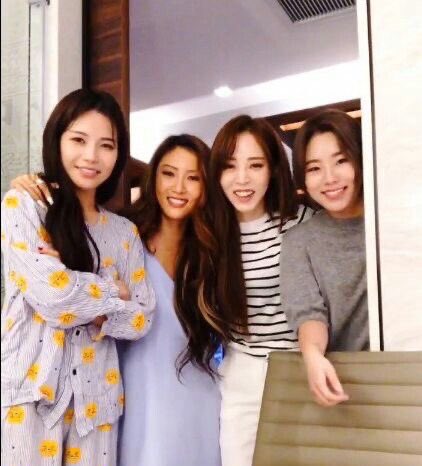yebayongddonie's tweet photo. We all need some positivity after all the negative things happened today so here have some cute ot4🥺🥺🥺
@RBW_MAMAMOO https://t.co/gpl4AGJH7v