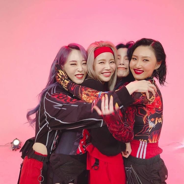 yebayongddonie's tweet photo. We all need some positivity after all the negative things happened today so here have some cute ot4🥺🥺🥺
@RBW_MAMAMOO https://t.co/gpl4AGJH7v
