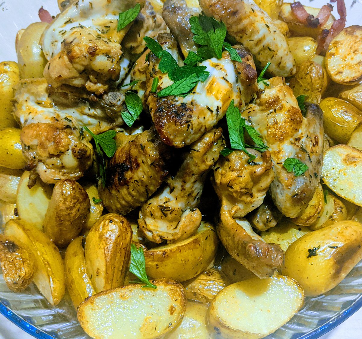 Des ailes de poulet au four et des petites pommes de terre nouvelles. Repas du soir bonsoir #deconfinement #Food #Mercredi #poulet #lyon #Lyonnais