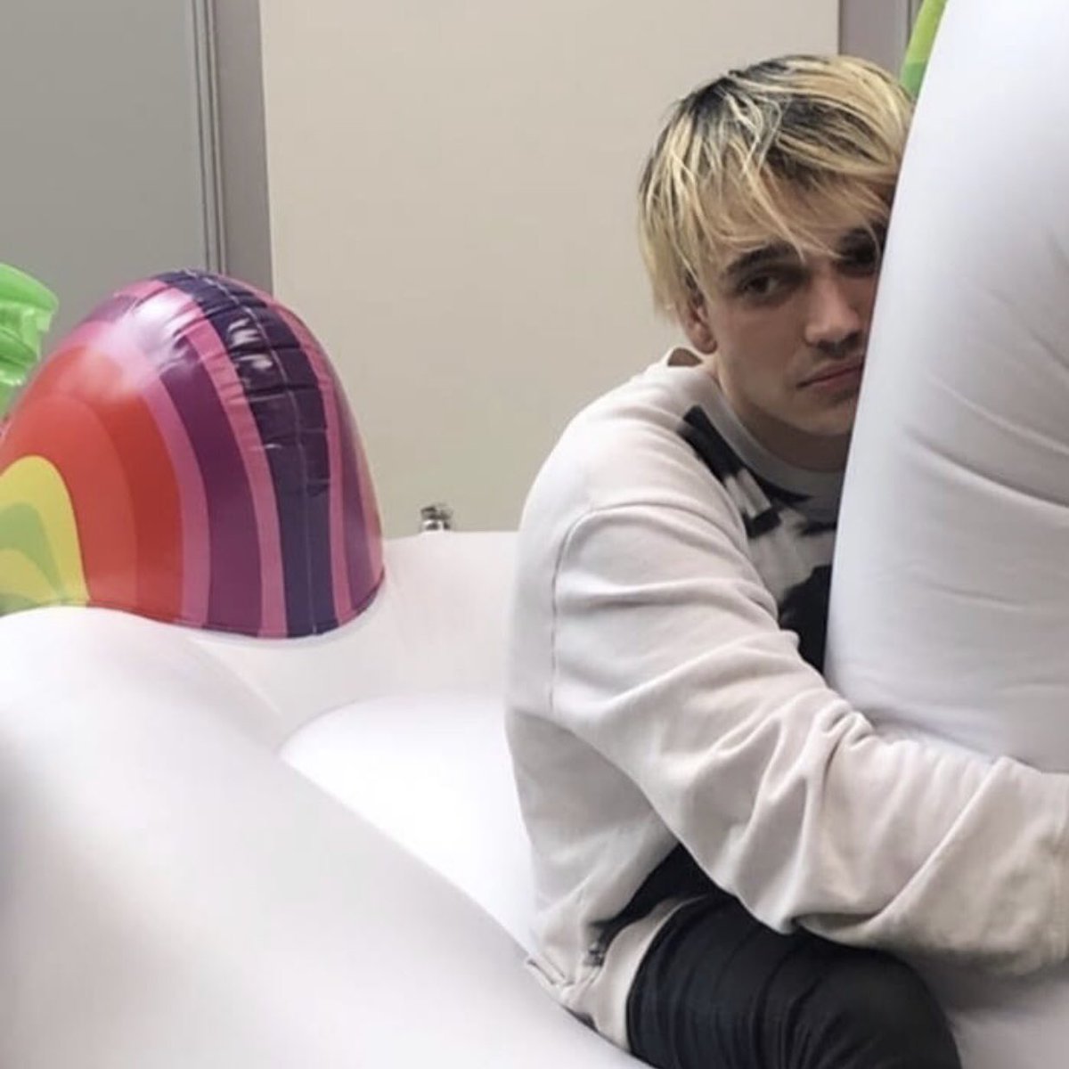 Badflower's tweet image. I found a picture of your current mood.